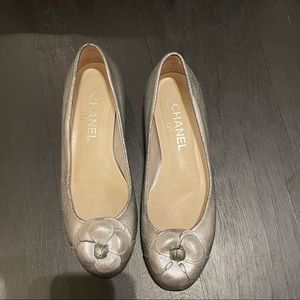 Chanel silver flats with flower size 37.5